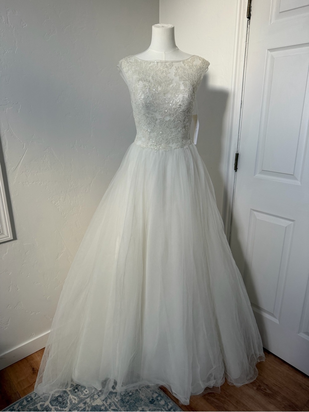 NWTs David’s Bridal Ivory Lace Appliqué Ball Gown Wedding Dress Style WG3672